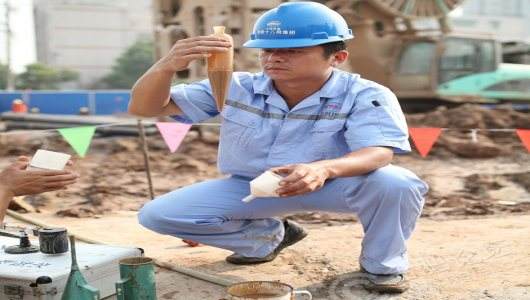 巖石地層出現(xiàn)返漿無(wú)法攜帶鉆屑，清孔扭矩降低不明顯怎么處理？